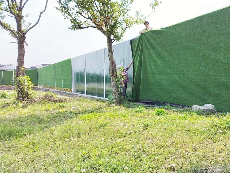 夾芯板圍擋安裝草坪